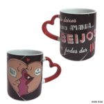 Caneca asa coração "Beijos"